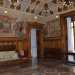 Il salone in stile rinascimentale decorato con tele murarie che rappresentano un trattato di economia